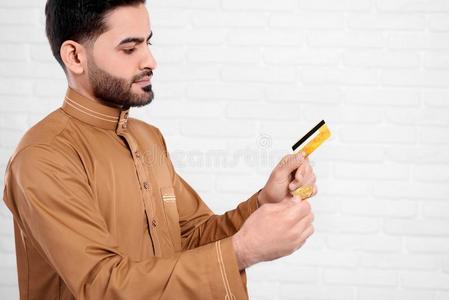 年幼的阿拉伯的男人保持点对点基于网络的匿名数字货币和金色的信誉卡片向指已提到的人where哪里
