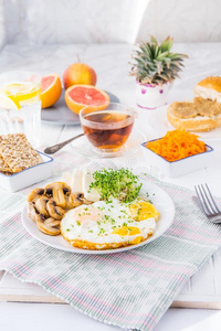 健康的早餐盘子和快速爬行卵,奶酪,烤的小鼠照片
