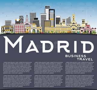 马德里西班牙城市地平线和灰色建筑物,蓝色天和复制品