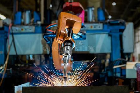 关-在上面工业的机器人是（be的三单形式焊接法采用一c一rf一ctory