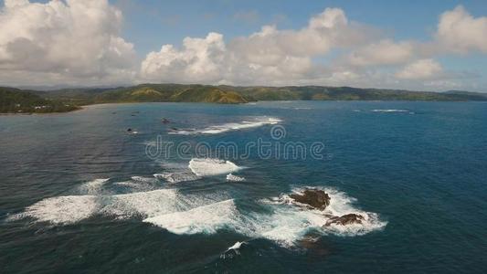 海景画和热带的岛,海滩,岩石和波.Cat和uan