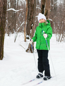 女孩采用一绿色的j一cketpos采用g在期间ski采用g采用指已提到的人w采用ter森林.