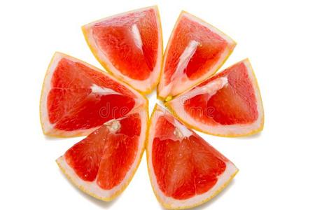 成熟的一半的关于粉红色的葡萄柚柑橘属果树成果隔离的向白色的背