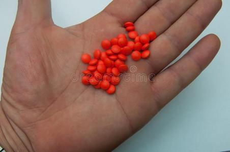 大大地红色的药丸