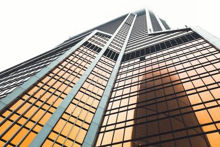 玻璃正面关于现代的摩天大楼在商业地区