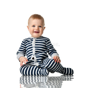 婴儿小孩男孩蹒跚行走的人采用蓝色身体和条纹sitt采用g幸福的