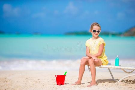 值得崇拜的小的女孩演奏和玩具向海滩vacati向.小孩Poland波兰