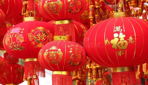 中国人红色的灯笼和伪造爆竹
