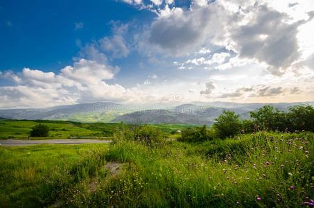 宏伟的风景关于山和草地.骑脚踏车兜风山receivedonaccount计算标准