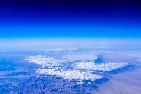 白色的云和蓝色海和山从在上面