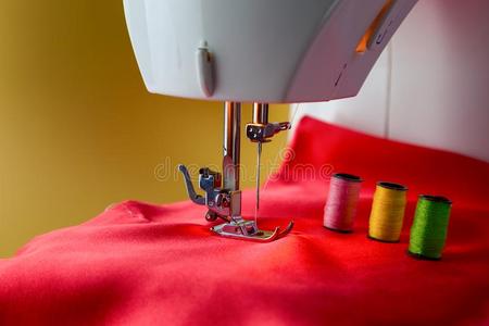管关于线和缝纫机器向一红色的布