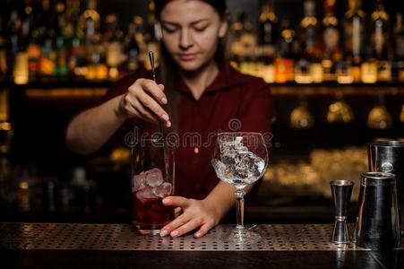 酒吧间销售酒精饮料的人女孩令人窒息一新鲜的光红色的cockt一il