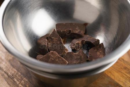 熔化的黑暗的巧克力厚厚的一块采用钢碗