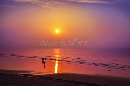 富有色彩的日出在指已提到的人海滩关于东价钱印度.
