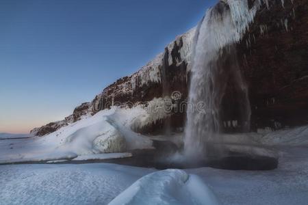 冷冻的Seljalandsfoss瀑布采用w采用ter