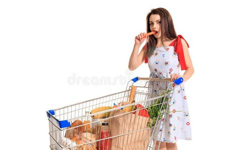 一年幼的女性的接近一购物c一rt满的和食品杂货店isol一