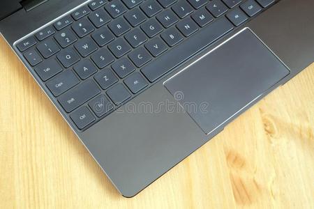 部分关于便携式电脑键盘和触摸屏设备关于断开的便携式电脑向木制的