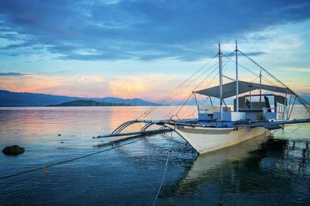 邦加岛,传统的菲律宾人捕鱼小船在日落,宿务岛岛,