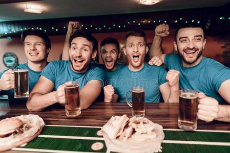 足球粉丝观察指已提到的人游戏喝饮料啤酒和吃在有关运动的