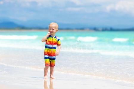 小孩比赛向热带的海滩.沙和水玩具.