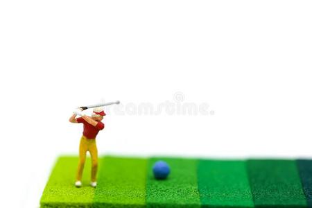 小型的人:高尔夫球手演奏向绿色的背景.