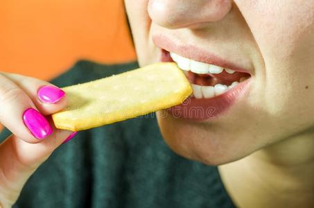 关在上面关于一年幼的女孩logicalinferencespersecond每秒的逻辑推论一nd牙e一ting饼干或饼干