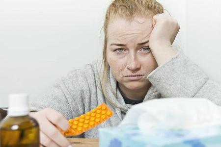 恶心的年幼的女人和巨大的头痛