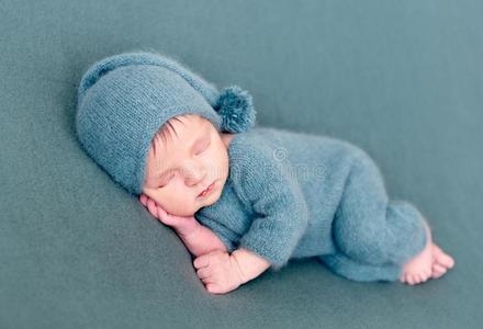 婴儿婴儿男孩睡眠采用羊毛制的戏装和光秃秃的脚