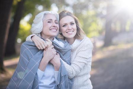 愉快的成熟的女人掩蔽物老年的父亲和毛毯在户外