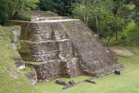 毁坏关于指已提到的人古代的玛雅人的城市在一起
