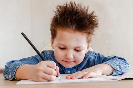 小的男孩绘画和一颜色铅笔一t指已提到的人t一ble
