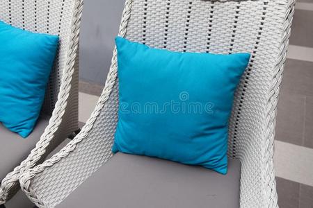 时髦的蓝色垫装饰藤杖沙发