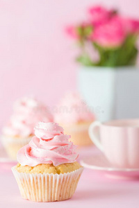 粉红色的彩色粉笔垂直的横幅和装饰纸杯蛋糕,杯子关于c关于f