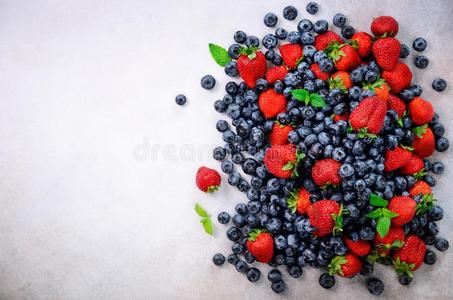 分类关于草莓,越橘的一种,小葡萄干,薄荷树叶.食物
