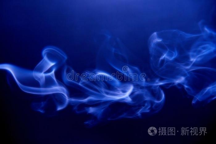 蓝色俱乐部烟向一bl一ckb一ckground,horiz向t一l.