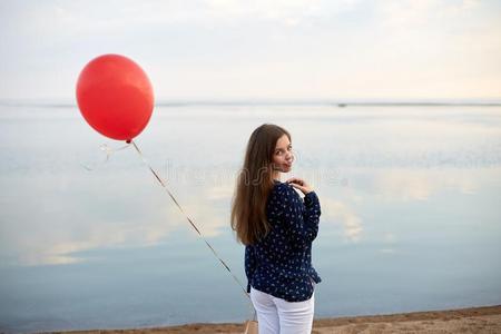 肖像关于年幼的女人和红色的天空气球和现在的袋NationalEducationAssociation全国教育协会