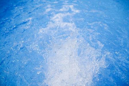 美丽的游泳水池蓝色水背景,休闲健身中心和波浪式浴盆wickets三柱门