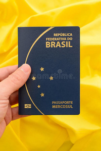 巴西人护照向黄色的织物表现指已提到的人巴西人英语字母表的第6个字母