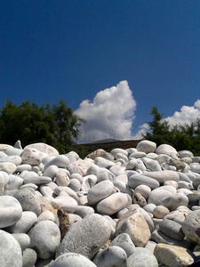 白色的海鹅卵石天和云