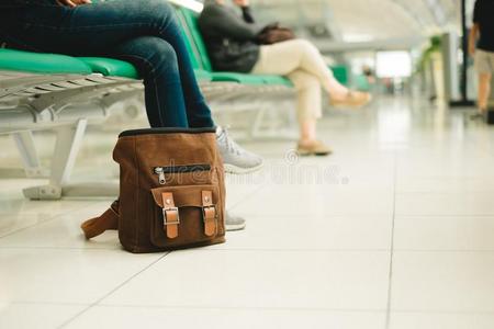 旅行背景高加索人女人一次单独的采用机场特米