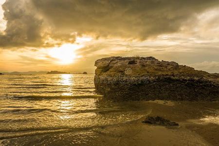 棕色的日落在安哥拉人名海滩采用甲米,泰国