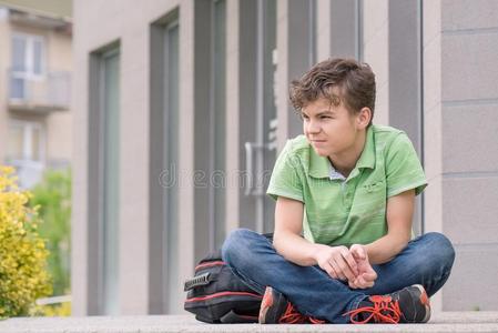 青少年男孩背向学校