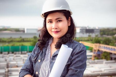 肖像关于女性的公民的工程师采用制造院子关于工厂