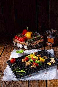 乡村的蔬菜烤肉串和绿色的芦笋和红辣椒