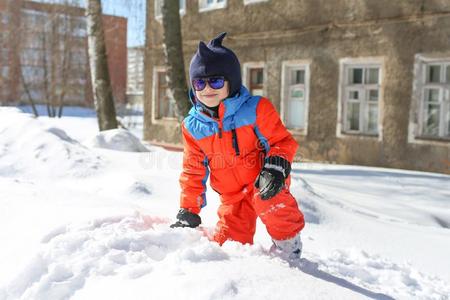 5年小的男孩采用暖和的滑雪一套外衣play采用g在户外采用雪