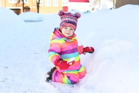 小的可爱的2年女孩演奏和雪户外的采用w采用tertime