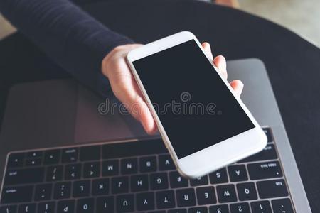 手佃户租种的土地白色的可移动的电话和空白的黑的桌面屏幕
