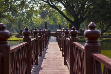 红色的木材桥采用苏霍泰,泰国