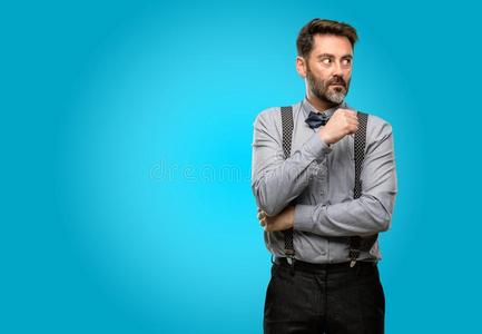 糊涂中年男子黄色 t恤衫中的糊涂老人室内画像我不知道手势 耸耸肩和