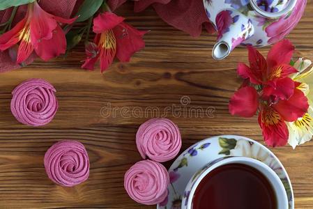 六出花属植物花红色的盘子和和风茶水杯子罐.
